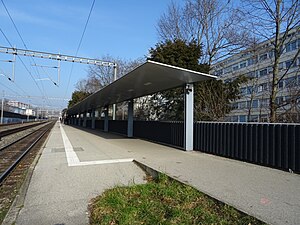 Single side platform next to multiple railway tracks