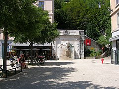 Place de la Cymaise, Fontaine au Lion et le début de la montée