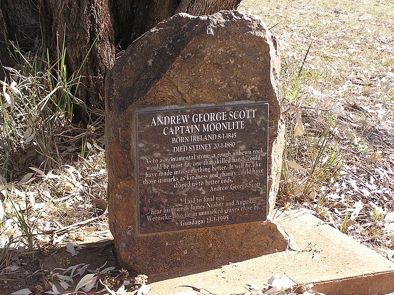 800px-Gundagai_cemetery_Moonlight_headstone.jpg