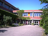 Das Gymnasium Elmschenhagen am Fuße des Kuhberges (in E.-Süd) ist Teil des dort entstandenen Schulzentrums Elmschenhagen in unmittelbarer Nachbarschaft der Kirche „Heilig Kreuz“ (Aufnahme Juni 2008).