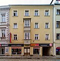 Wohnhaus in geschlossener Bebauung, mit Seitenflügel im Hof