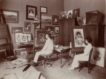 Weissenborn retoucheert een foto bij Atelier Kurkdjian, Surabaya (ca. 1915), Ohannes Kurkdjian, UB Leiden