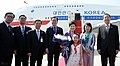 Presidentti Park Geun-hye saapuu Pekingiin. Taustalla Etelä-Korean presidentin käyttämä lentokone, Code One.