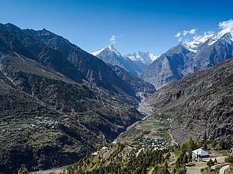 La vallée de la Bhaga, traversant le massif du Dhaula Dhar, dans la partie occidentale de l'Himalaya (État indien du Himachal Pradesh). (définition réelle 5 333 × 4 000)