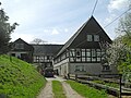 Richters Mühle; Richtermühle; Wohnmühlenhaus mit im Winkel stehender Scheune