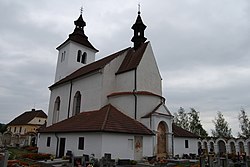 Farní kostel sv. Petra a Pavla a hřbitov v Albrechticích nad Vltavou.