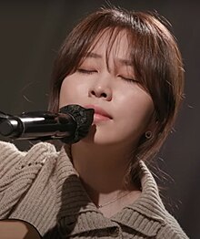 Kwon Jin-ah performing on Gomak Live in March 2021.