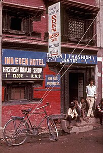 27 Haziran 1973 tarihinde Katmandu'da efsanevî esrar merkezi Eden Hashish Centre 'nın girişi. Nepal'da 1962-1973 yılları arasında esrarın satış ve kullanımı yasal olup hippilerin cenneti olarak kabul edilmekteydi. Ancak 16 Temmuz 1973 tarihinde yeni (31 Ocak 1972 tarihinde) tahta çıkmış olan Nepal kralı Birendra tarafından resmen yasaklandı. (Üreten: Roger McLassus)