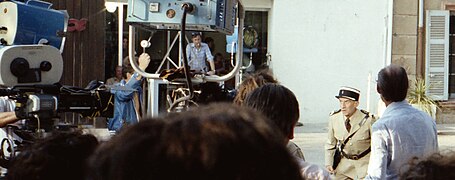 Louis de Funès tournant Le Gendarme et les Extra-terrestres près de la gendarmerie de Saint-Tropez. 1978.