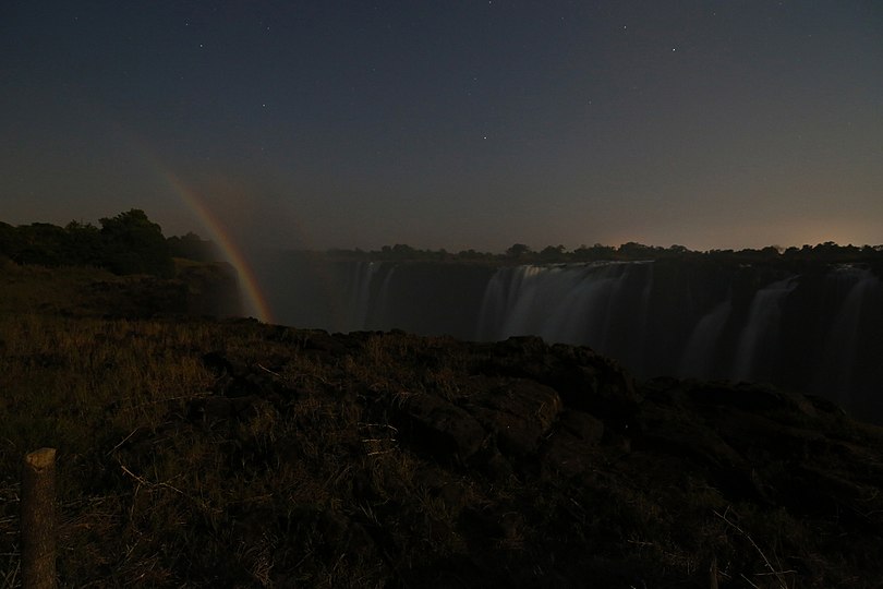 Mondregenbogen bei den Victoriafällen in Simbabwe, 2013