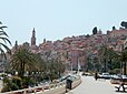 La magnifique ville de Menton, dans les Alpes-Maritimes, vue de l'avenue "Porte de France".