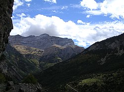 La partie sud de vallée de l'Ara et le Mondaruego (2 848 m) en octobre.