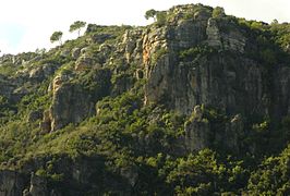 Muntanya al sud de la Barraca, situada entre el barranc del Salt i el barranc de la Falsía.