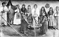 Nestorská (asyrská) křesťanská rodina při výrobě másla, Mawana, Persie