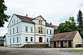 Herren- oder Pächterhaus, mit Anbau (Nr. 6, 8), zwei Wirtschaftstrakte über L-förmigem Grundriss (zum Teil ruinös, Nr. 1, 4), ehemalige Molkerei (Nr. 7), Stall- und Remisengebäude (zum Wohnhaus umgebaut, Nr. 7a), Scheune (Nr. 2), „Kellerey“ (Gartenhaus), dazu die das gesamte Gelände umgebende Einfriedungsmauer (Einzeldenkmale zu Sachgesamtheit 09303725)