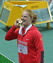 Weltmeisterin Betty Heidler mit ihrer Goldmedaille