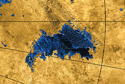 Jingpo Lacus ve falešných barvách na obrázku, který zachycuje část severního pólu Titanu. V levém horním rohu obrázku se nachází část Kraken Mare.