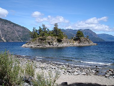 Plage La Islita sur le lac Lácar au sein du Parc national Lanín.