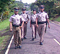 Unidades de policía en recorrido a pié.