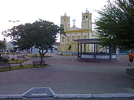 Het plein praça Getúlio Vargas met Katholieke kerk Nossa Senhora da Conceição in Ingá