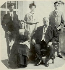 Taft family (1912) President Taft and his family (1912).png