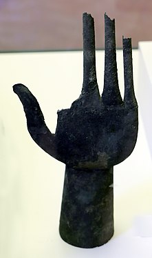 Etruskische Bronzehand (7. Jh. v. Chr.; Villa Giulia, Rom)