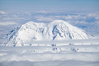 Vista aérea da face oeste do Monte Rainier. Com 4 394 m de altitude, este estratovulcão ativo é a montanha mais alta do estado de Washington e a montanha topograficamente mais proeminente dos Estados Unidos. É considerado um dos vulcões mais perigosos do mundo e popular entre os alpinistas. (definição 5 472 × 3 648)