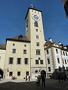 Ancien hôtel de ville avec tour.