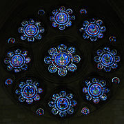 La Rose des arts libéraux, vitrail du transept nord de la cathédrale de Laon. Autour de la Philosophie, au centre, les médaillons représentent les sept arts libéraux, auxquels a été ajoutée la Médecine.