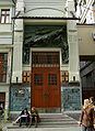 De hoofdingang van het Moskous Kunsttheater met de sculptuur van Anna Goloebkina