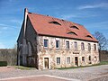 Einzeldenkmale der Sachgesamtheit Schloss Wolkenburg: zwei Wirtschaftsgebäude eines ehemaligen Rittergutes und Wasserbecken als Pferdetränke (siehe auch Sachgesamtheit 09242693)