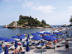 In Italia Ferragosto è sinonimo di balneazione (Sicilia, Isola Bella)