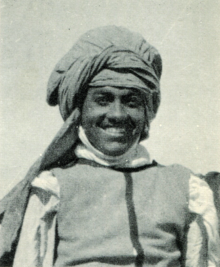 Sebuah foto potret Ehnni, seorang pria berkulit gelap mengenakan sorban