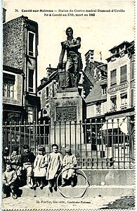 Statue de Jules Dumont d'Urville à Condé-sur-Noireau.