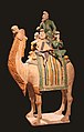 Статуэтка в стиле сань-цай династии Тан согдийских купцов верхом на бактриане