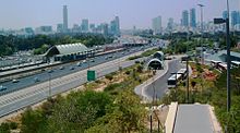 מבט מהגבעה שעליה בנויה אוניברסיטת תל אביב אל התחנה והשער המערבי שלה, הצמוד למסוף אוטובוסים של חברת "דן"