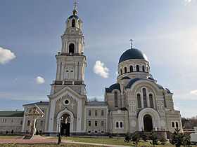 Колокольня и Успенский собор монастыря