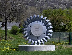 Turbine Pelton de Bissorte exposée à Saint-Michel-de-Maurienne.