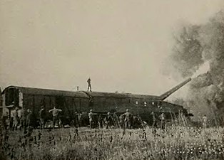 Canon lourd de 14 pouces sur voie ferrée à Thierville, septembre 1918. 5 de ces engins servis par des canonniers de la marine américaine ont été utilisés durant les 3 derniers mois de la guerre.