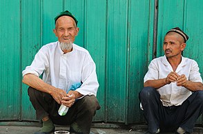 Turpan'da iki Uygur erkeği