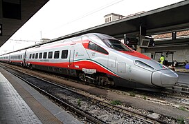 Frecciargento opera en líneas de alta velocidad de Trenitalia. Hace algunas paradas en las grandes ciudades.