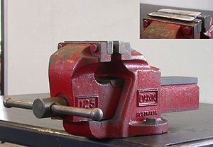 Engineer's bench vise or fitter's vise - image...