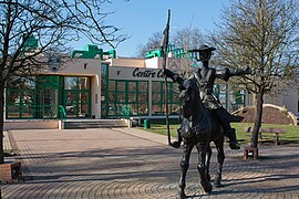 Le Centre culturel Jacques-Brel et la statue monumentale de Don Quichotte par Alex Garcia.