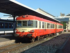 X 4777 avec la livrée rouge et crème d'avant rénovation, en gare de Dieppe en 2003.