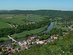 Zbečno z vyhlídky Pěnčina. Za řekou část Zbečna Újezd nad Zbečnem, na pláni Újezd nad Zbečnem-Pohořelec.