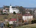 Jamné nad Orlicí, pohled na školu a kostel od památného tisu.