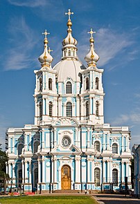 La cathédrale de Smolny à Saint-Pétersbourg, d’architecture baroque. (définition réelle 2 400 × 3 510)