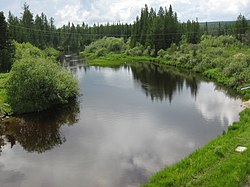 De rivier de Oeloe bij het dorp