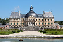 A chateau, the primary form of residence for the French aristocracy 0 Maincy - Chateau de Vaux-le-Vicomte (2).JPG