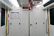PM144型列車車廂端頭的LED滾動資訊屏及無玻璃窗的駕駛室間壁門